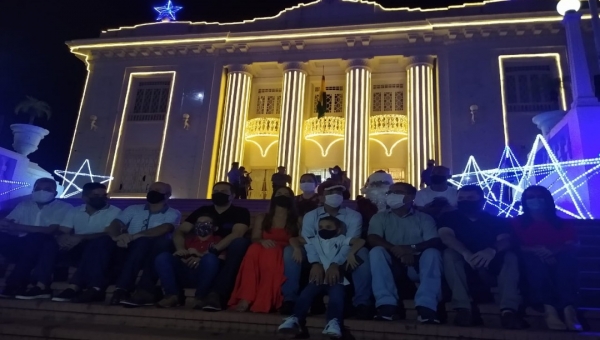 Gladson acende as luzes de Natal do Palácio Rio Branco e fala em unidade e paz pelo Acre